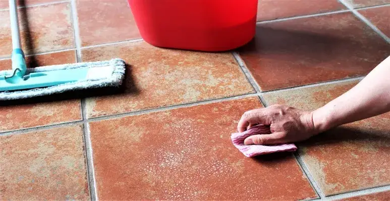 Jak prawidłowo myć gres szkliwiony, aby uniknąć uszkodzeń i zachować blask