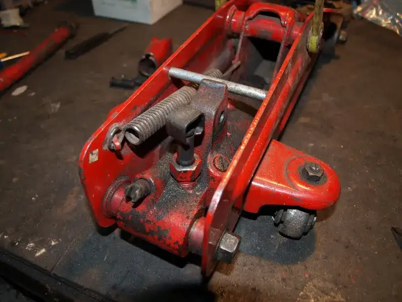 Jaki olej do lewarka żaba wybrać, aby uniknąć awarii i przedłużyć żywotność narzędzia?