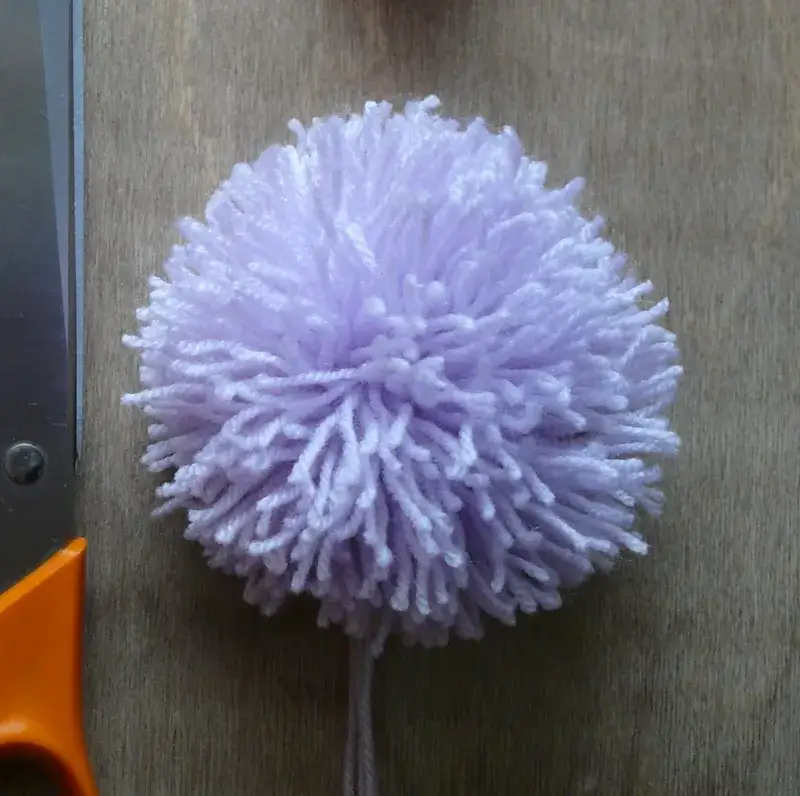 Jak łatwo rozłożyć pompon dekoracyjny? Proste kroki i wskazówki dla każdego