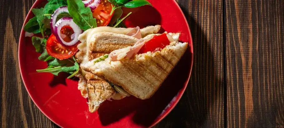 Czy tosty są zdrowe: Fakty i mity o popularnym śniadaniu w Polsce