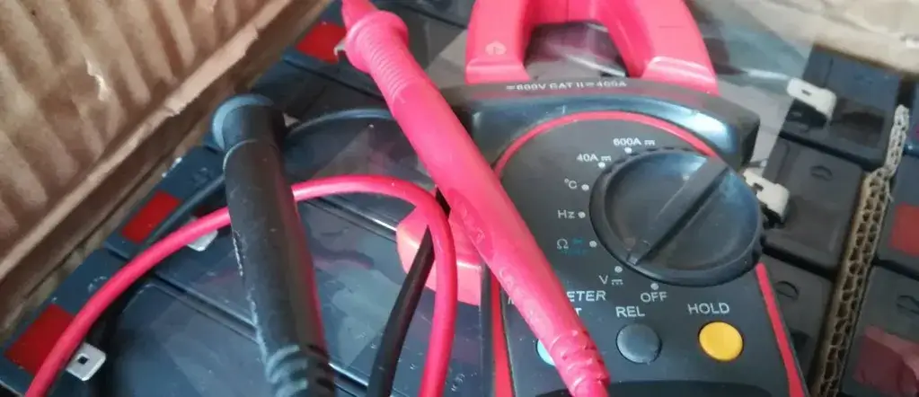 Jak sprawdzić pojemność akumulatora multimetrem - proste kroki i porady