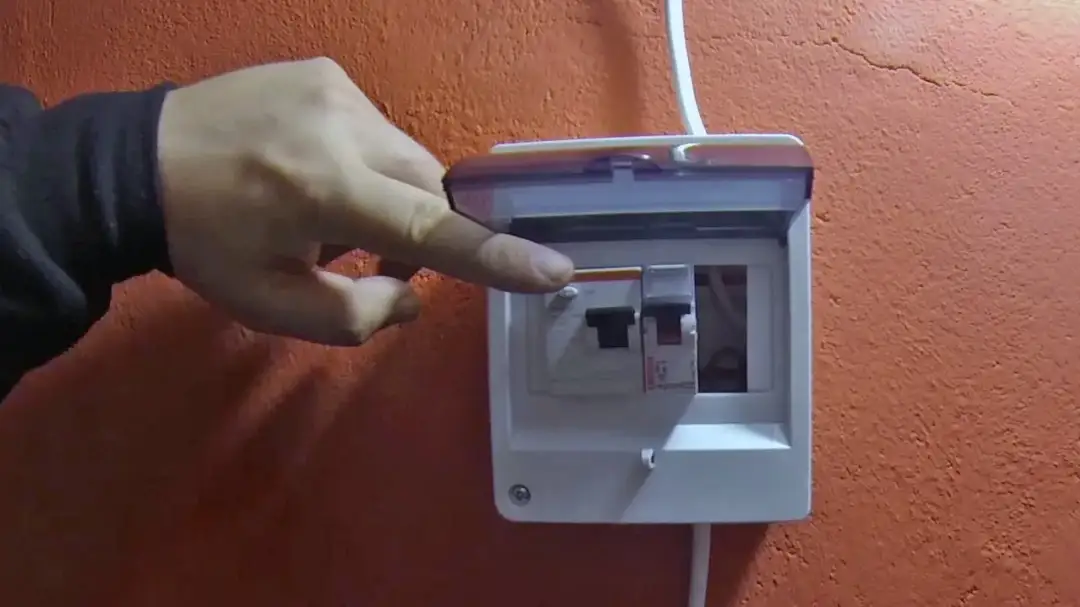 Jak podłączyć różnicówkę bez uziemienia i uniknąć niebezpieczeństw?