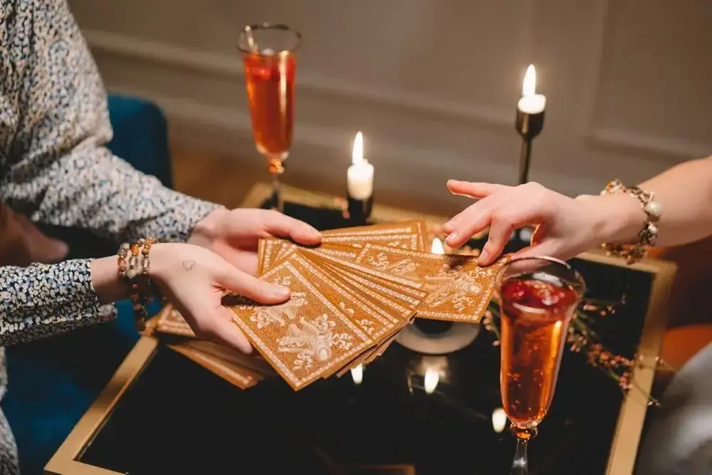 Ile jest kart w talii tarota? Poznaj tajemnice kart i ich znaczenie