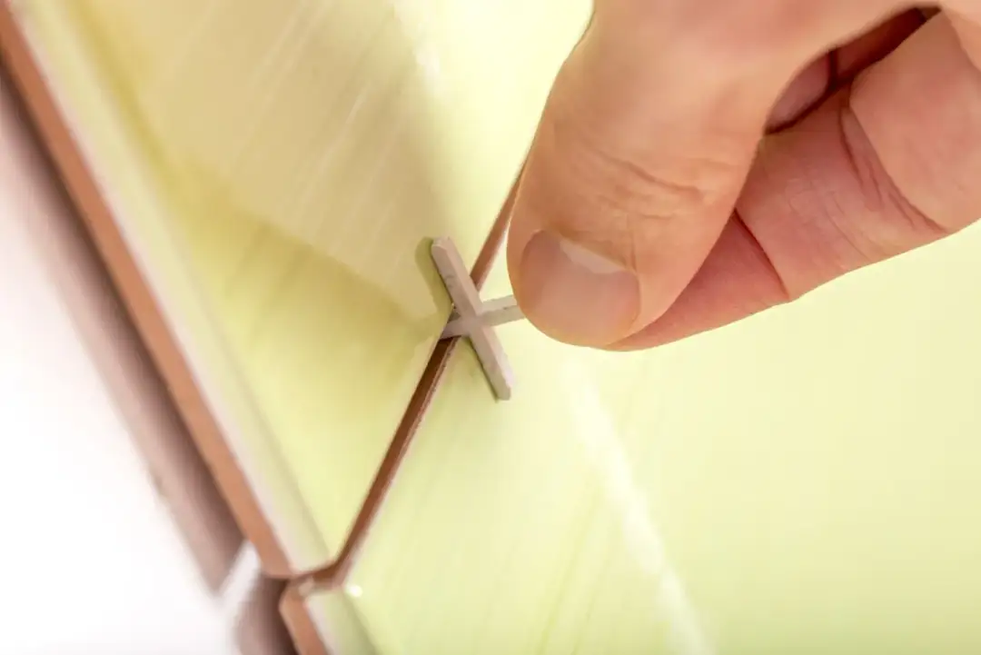 Dlaczego fugi pękają? Poznaj przyczyny i napraw je raz na zawsze!