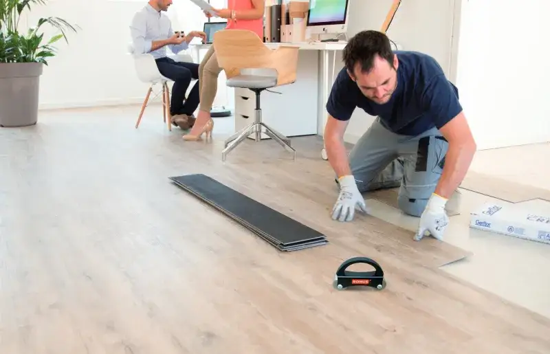 Ile trwa układanie paneli? Sprawdź, co wpływa na czas montażu