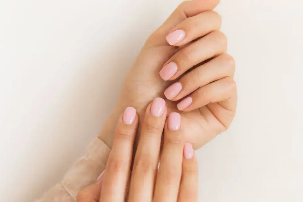 Czy można malować paznokcie lakierem hybrydowym bez lampy? Oto prawda