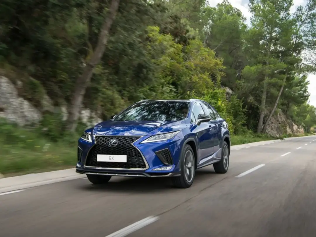 Jakim samochodem jeździ Donald Tusk? Zaskakujący wybór Lexusa RX 450h