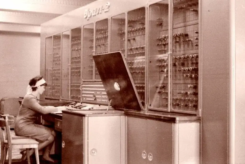 Pierwszy komputer na świecie kiedy powstał i jego kontrowersje