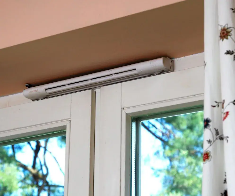 Czy trzeba montować nawiewniki w oknach? Oto co musisz wiedzieć