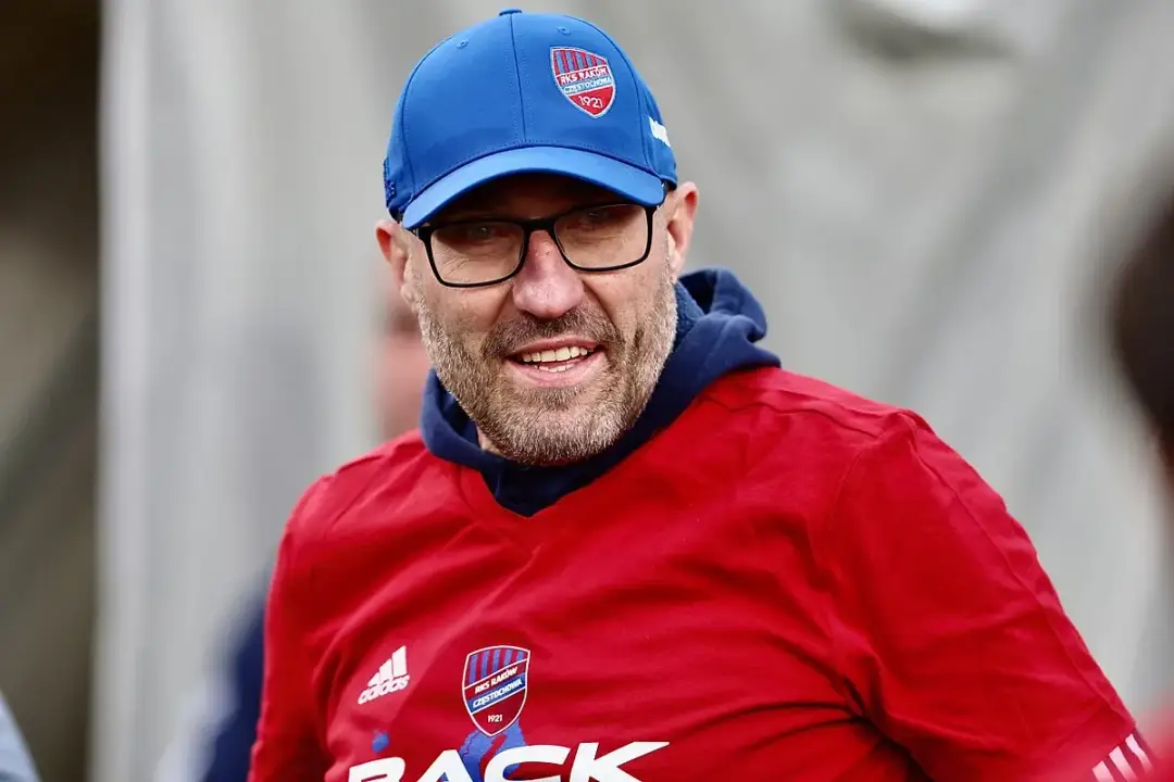 Zaskakujące zarobki Papszuna: ile naprawdę zarabia trener Rakowa?