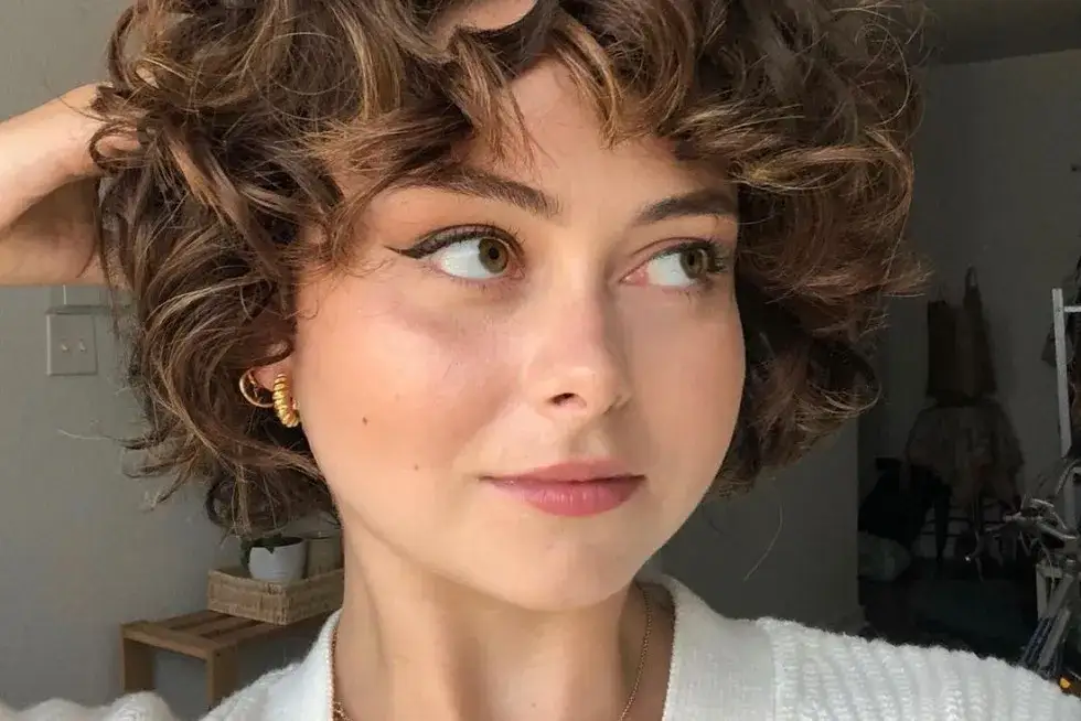 Jak zrobić loki na krótkich włosach bez lokówki - proste metody, które zaskoczą