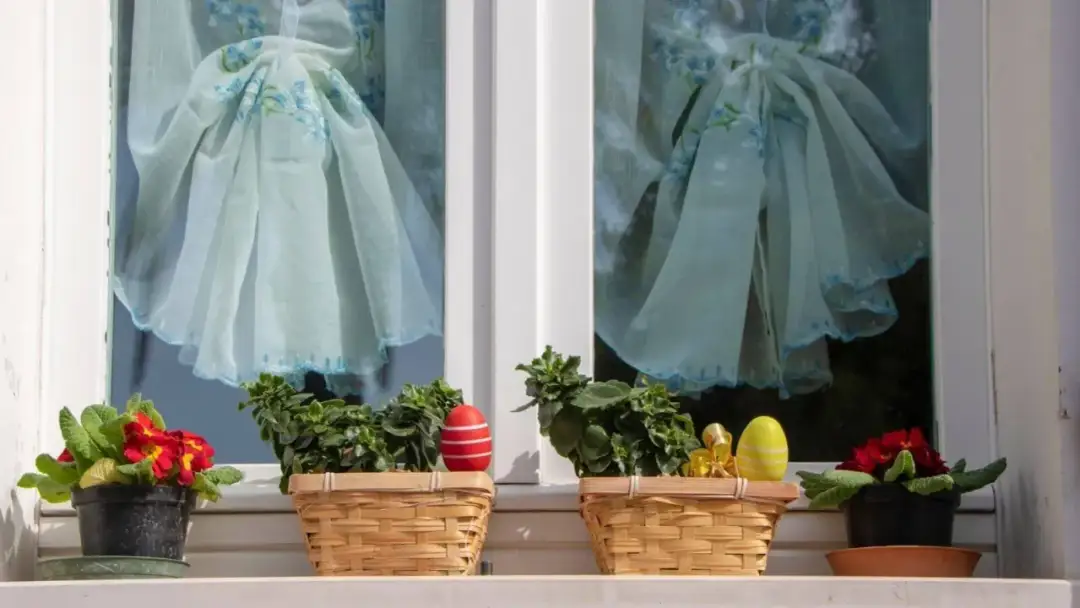 Kiedy myć okna przed świętami, aby uniknąć brudu i stresu?