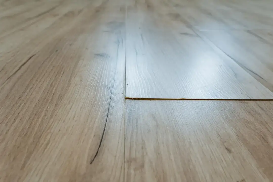 Ile odszkodowania za zalane panele - jak uzyskać najwięcej?