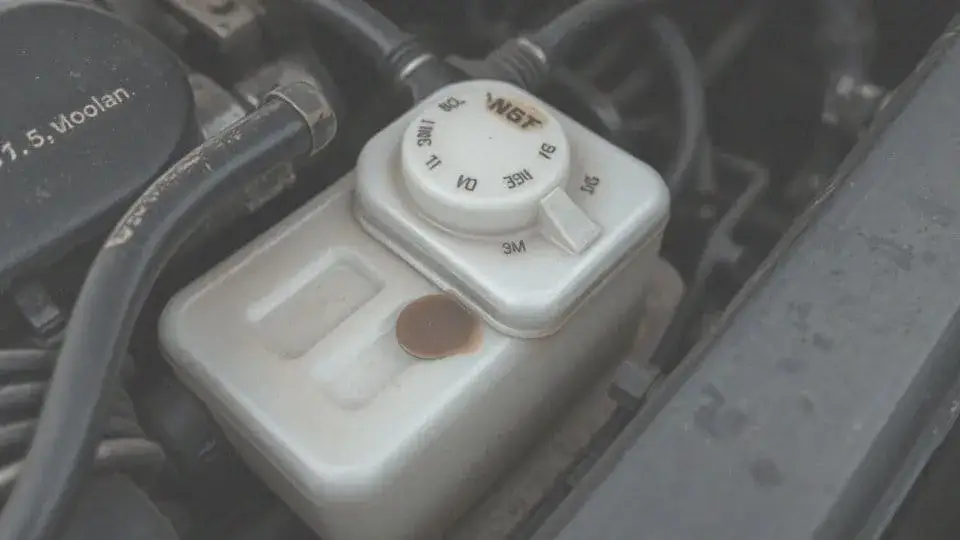 Brak płynu w chłodnicy przyczyna: jak uniknąć kosztownych napraw