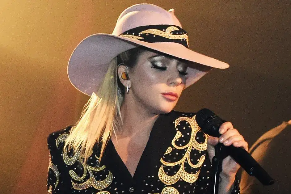 Lejdi Gaga: Joanne, Super Bowl i muzyczna rewolucja 2016