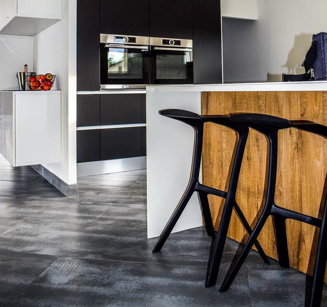 Jak urządzić wąską kuchnię w bloku, aby zyskać więcej przestrzeni?