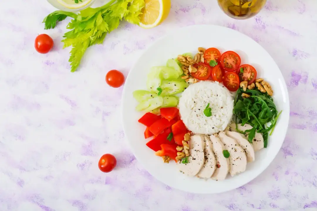 Co zrobić z gotowanego kurczaka? 10 prostych i smacznych przepisów