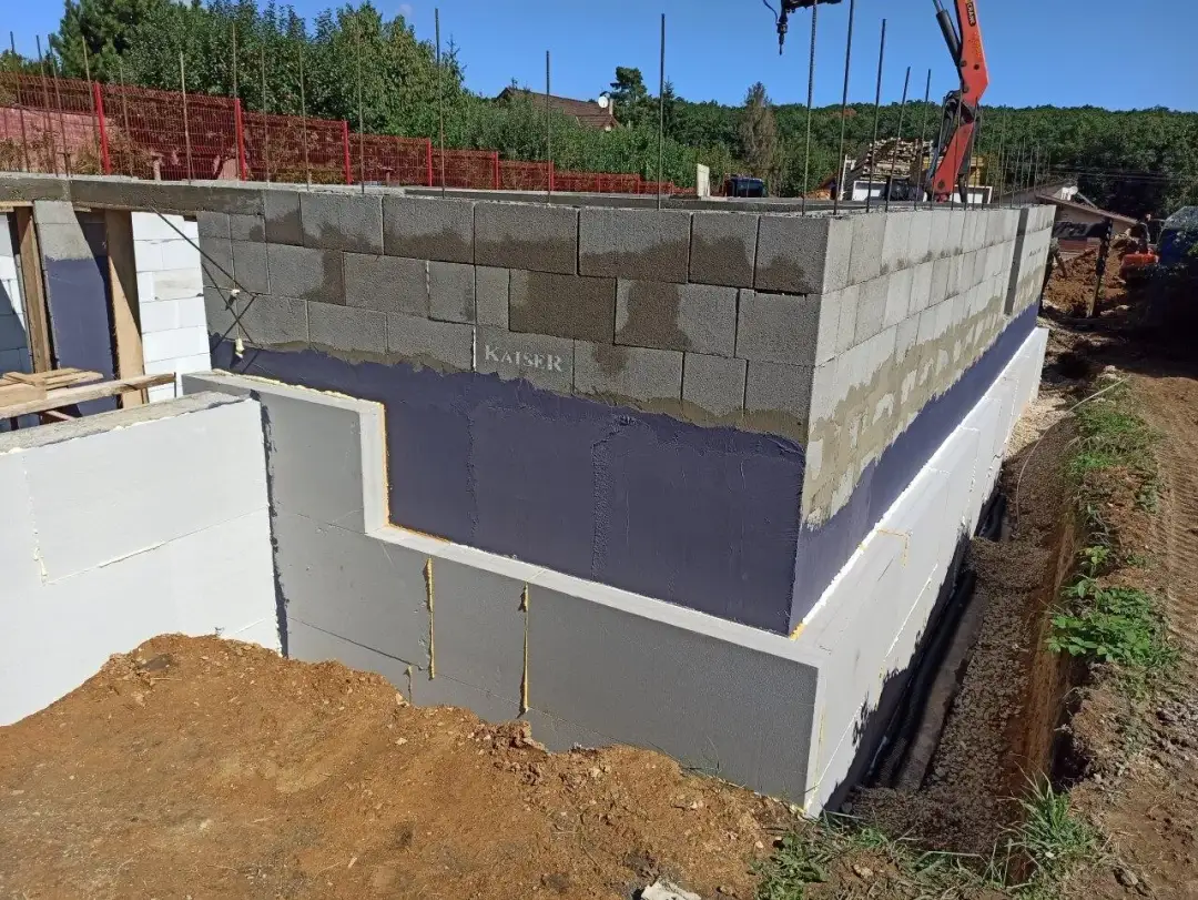 Czym izolować fundamenty, aby uniknąć problemów z wilgocią?