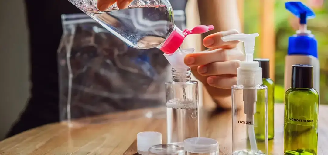 Czy kosmetyki muszą być w przezroczystym opakowaniu w podróży?