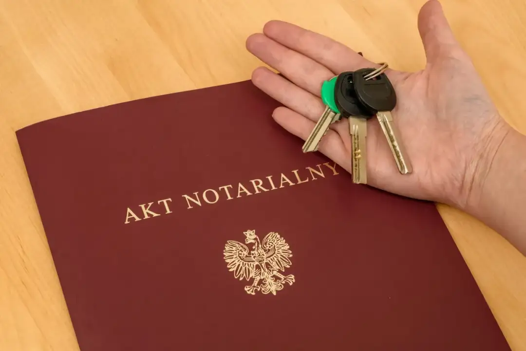 Akt notarialny darowizny i klucze w dłoni. Zastanawiasz się, ile kosztuje akt notarialny darowizny?