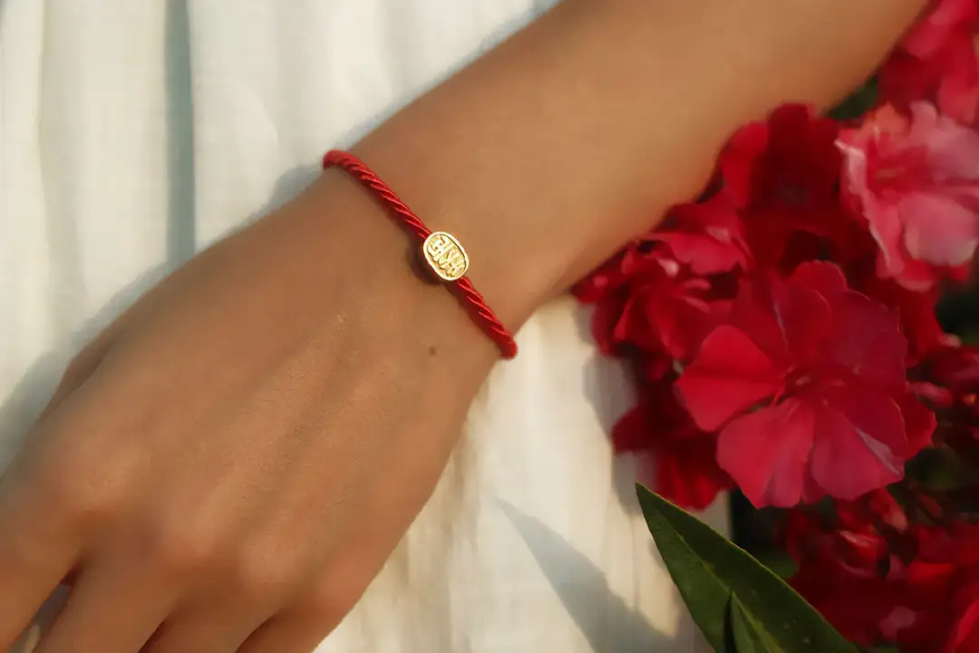 Co oznacza bransoletka na prawej ręce? Odkryj jej głębokie znaczenie