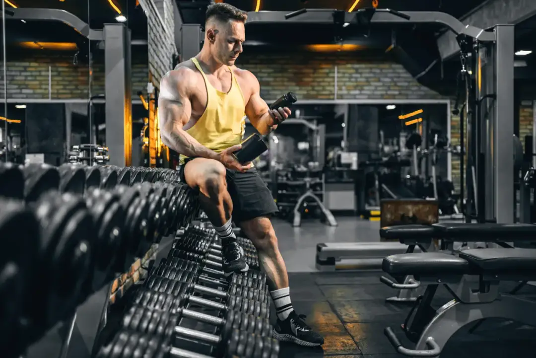 Kiedy brać EAA? Przed, w trakcie czy po treningu? Odkryj prawdę.