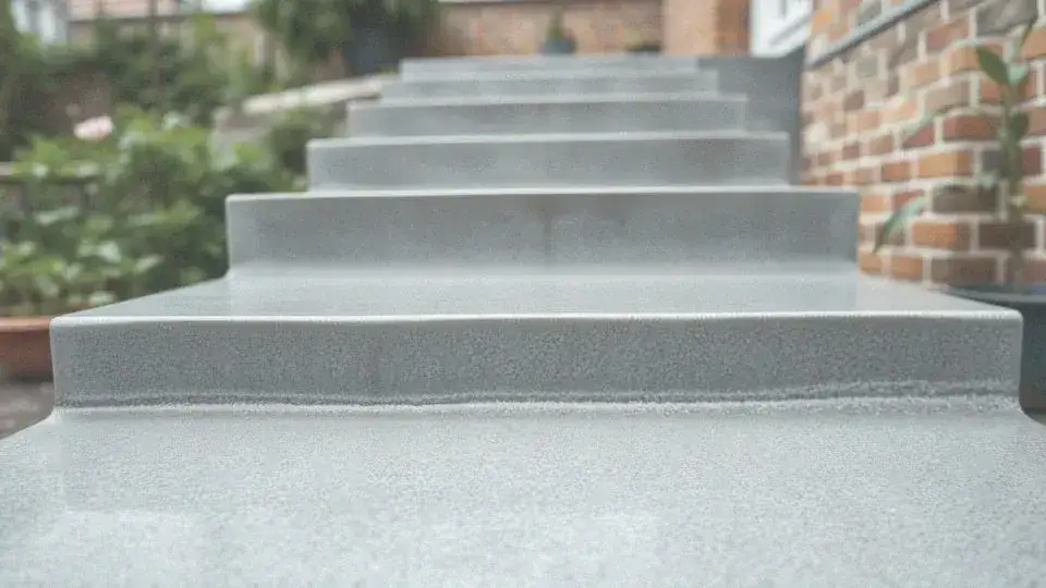 Co na schody zewnętrzne? Najlepsze materiały i ich właściwości