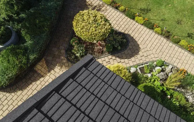 Czym pokryć dach domku na działce, aby uniknąć wysokich kosztów?