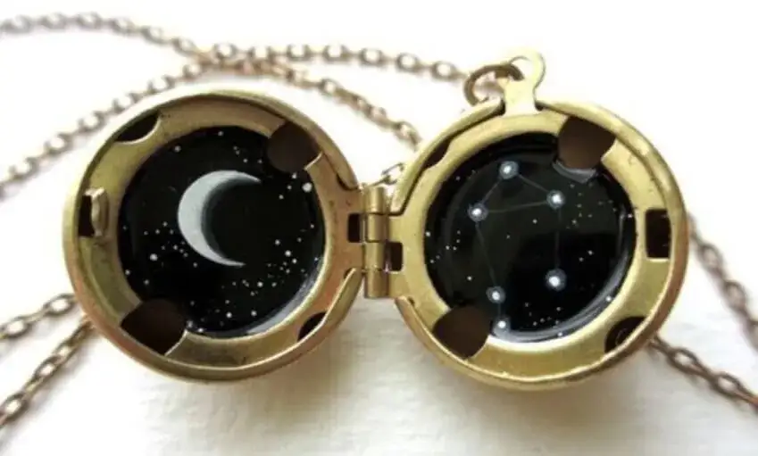 Wisiorek z księżycem co oznacza? Odkryj jego tajemnicze znaczenie