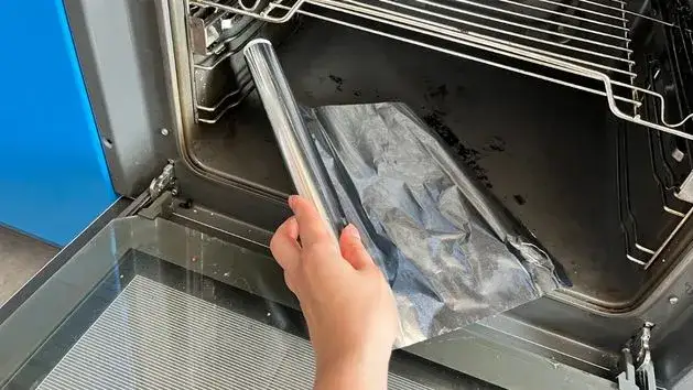 Jak wyczyścić piekarnik folią aluminiową i uniknąć trudnych plam