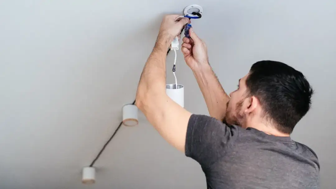 Jak podłączyć żyrandol na 5 żarówek do 2 kabli? Prosty poradnik!