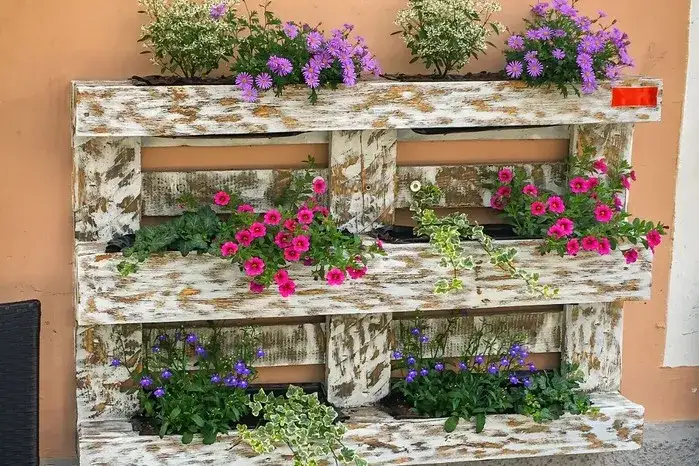 Jakie kwiaty do kwietnika z palet? Wybierz idealne rośliny na balkon