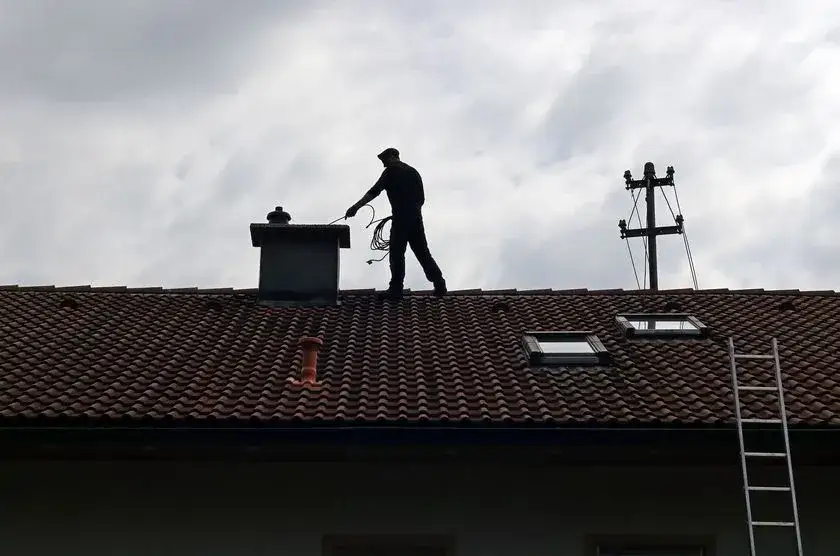 Ile kosztuje wizyta kominiarza i jak uniknąć wysokich kosztów przeglądu