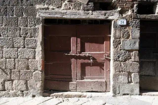 Cegła nad drzwiami - funkcje i zalety elementu konstrukcyjnego