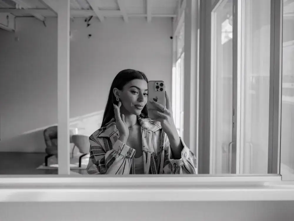 Jak zrobić zdjęcie w lustrze, aby aparat nie był widoczny – praktyczne porady