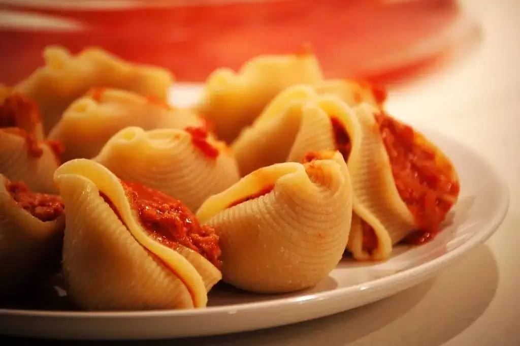 Przepis na muszle w sosie pomidorowym: Proste i smaczne danie