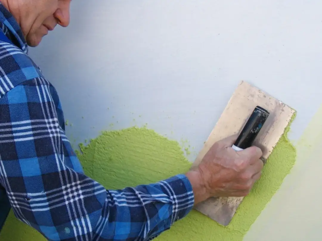 Jak położyć tynk gipsowy ręczny – unikaj najczęstszych błędów