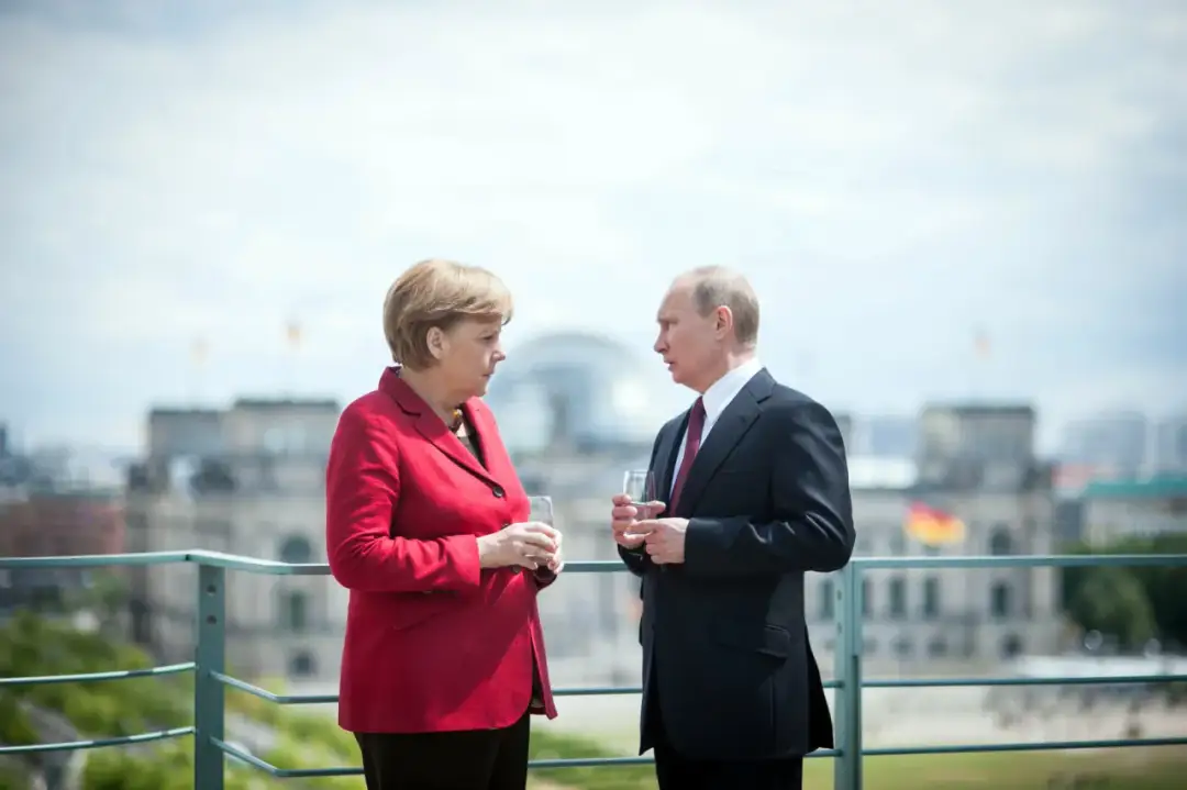 Angela Merkel i Władimir Putin rozmawiają na tle Reichstagu. Czy to początek rozmów o tym, kto jest najpotężniejszym państwem świata?