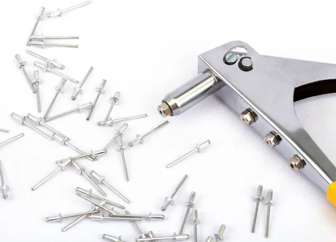 Jaka nitownica do nitonakrętek - wybierz najlepszy model dla siebie