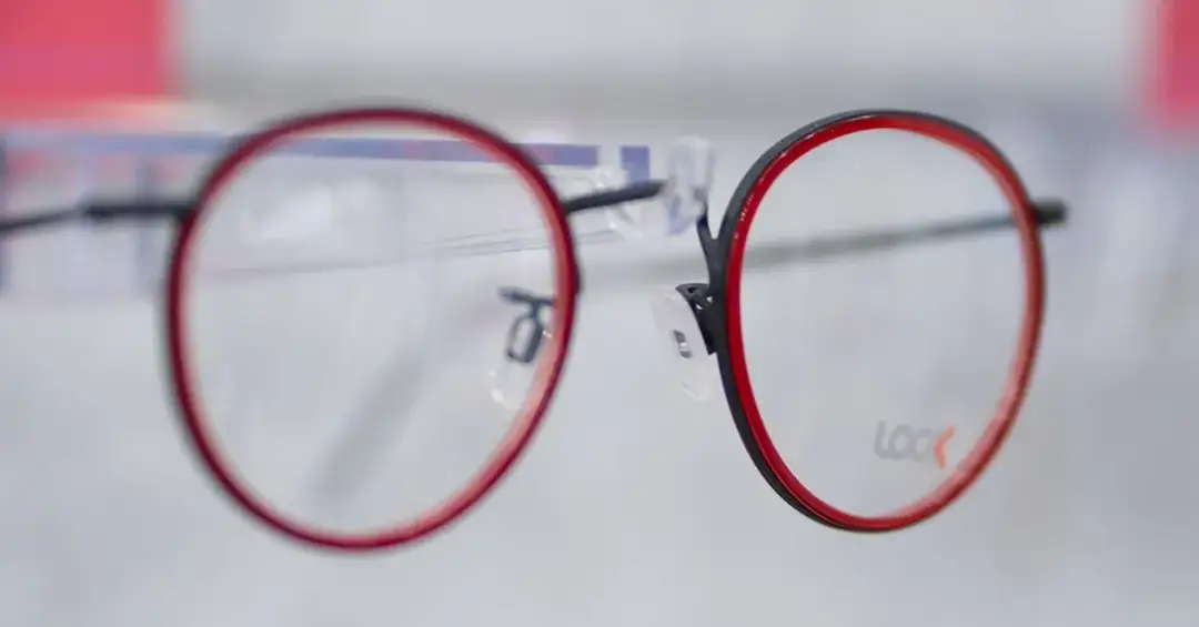 Jak w prosty sposób pomalować metalowe oprawki okularów - praktyczny poradnik