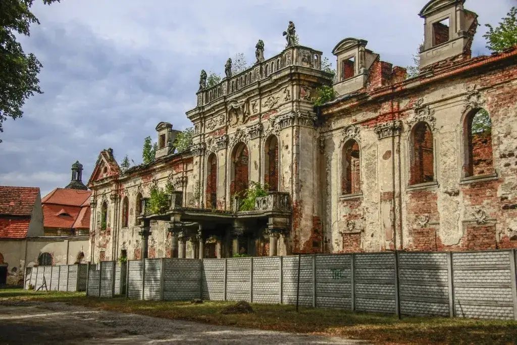 Pałac w Goszczu: odkryj jego fascynującą historię i architekturę