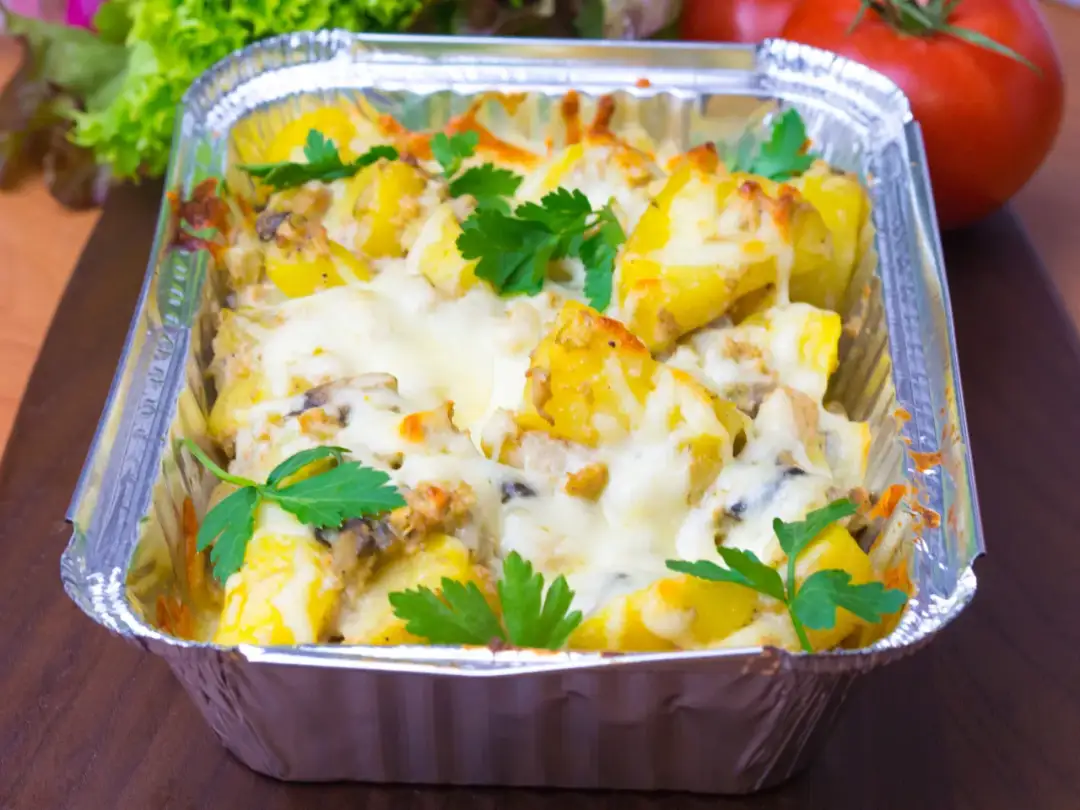 Sycąca zapiekanka z kurczakiem, ziemniakami i pieczarkami na obiad