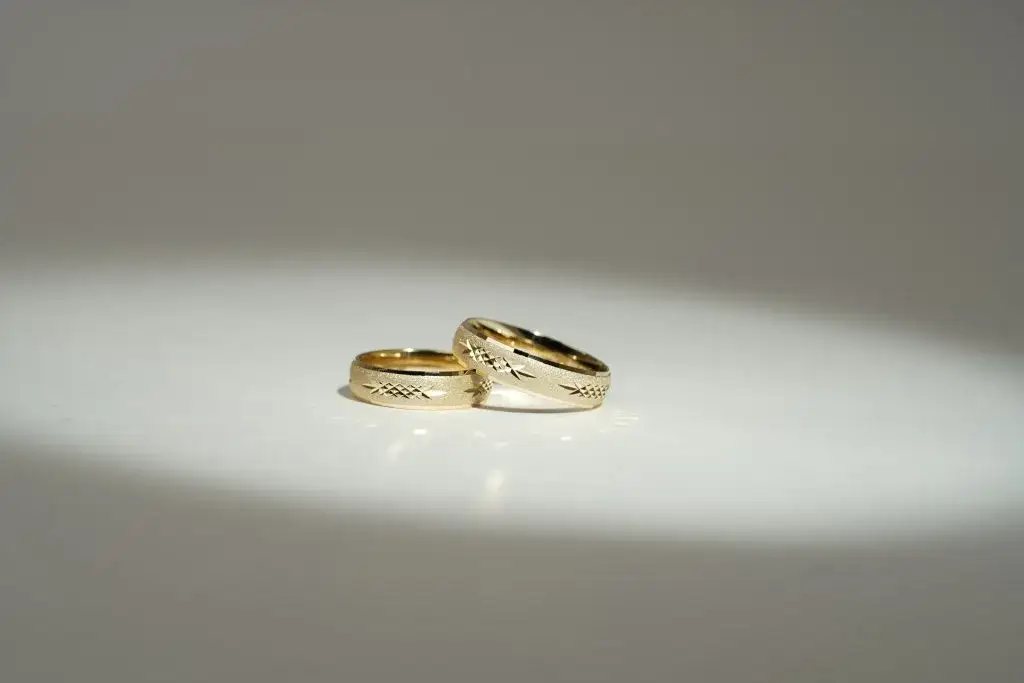 Jak powinna leżeć obrączka, aby uniknąć dyskomfortu i otarć