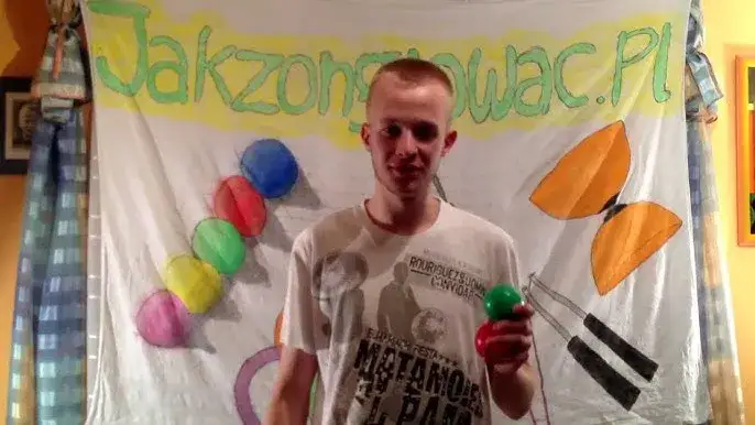 Jak żonglować 2 piłkami - proste techniki dla początkujących
