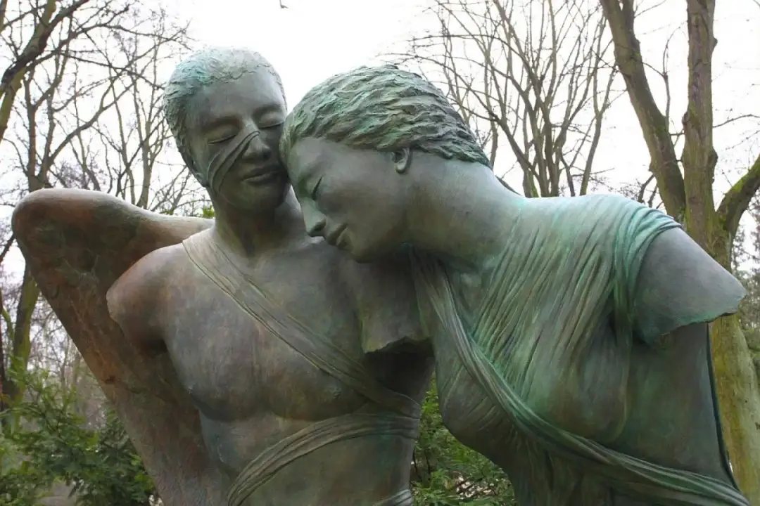 Mitoraj w Poznaniu: Odkryj tajemnice rzeźby Moonlight w muzeum