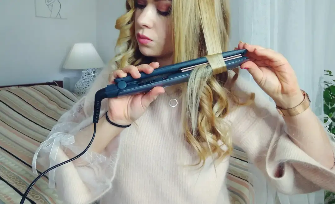 Jak zakręcić grzywkę prostownicą: proste techniki na idealne loki