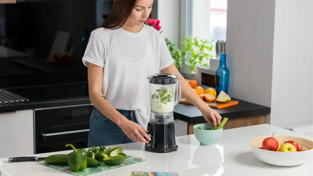 Wybierz urządzenie do koktajli: blender kielichowy czy personalny?