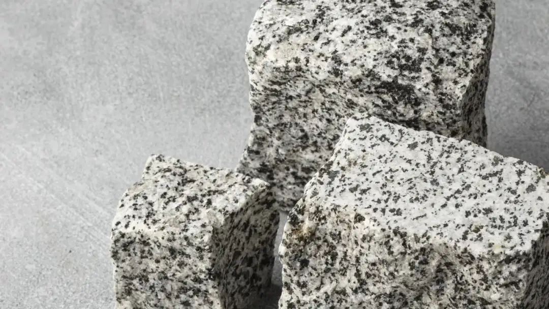 Ile waży blat kuchenny? Zaskakujące różnice w materiałach i wadze