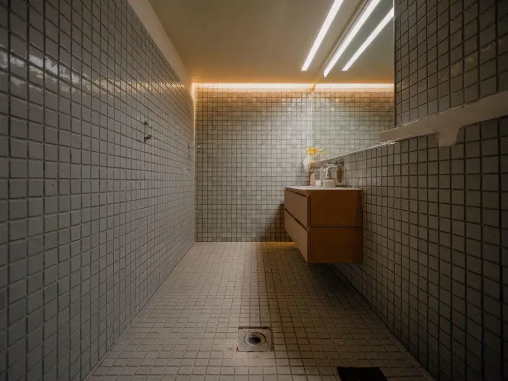 Co położyć na stare płytki w łazience? Najlepsze metody i porady.