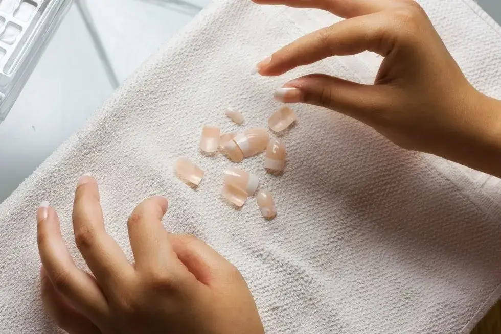 Czym przykleić sztuczne paznokcie, aby uniknąć ich odpadania?